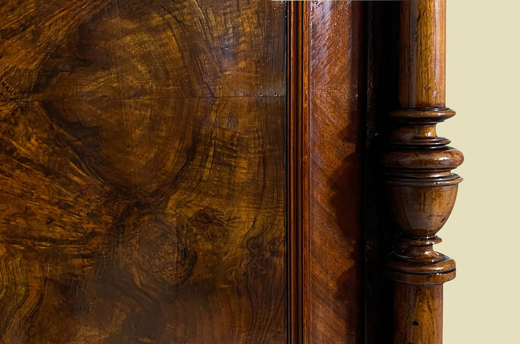 1880er Kleiderschrank ANTIK Gründerzeit VINTAGE Nußbaum Säulen Schrank von 1880