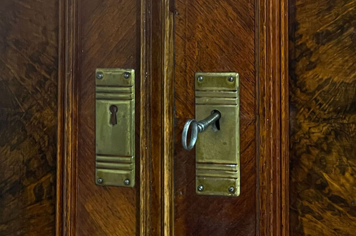 1880er Kleiderschrank ANTIK Gründerzeit VINTAGE Nußbaum Säulen Schrank von 1880