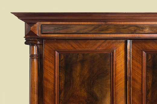 1880er Kleiderschrank ANTIK Gründerzeit VINTAGE Nußbaum Säulen Schrank von 1880